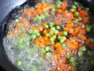 下饭神器小炒藕丁,煮3分钟至8成熟捞出。