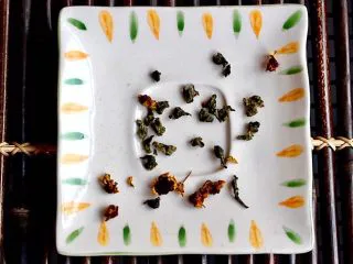 柠檬铁观音蜂蜜茶,放入少许昆仑山雪菊