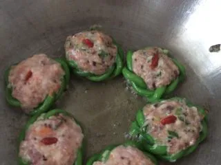 土豆肉末酿豆角,起锅,放到锅中煎,把一面煎黄了再放另一面,小心翻哦!不要把馅撒出了