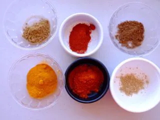 秘制异国风味鸡胸肉腌料&绝佳搭配 （减肥必备）,把6种粉类按照份量称取备用
