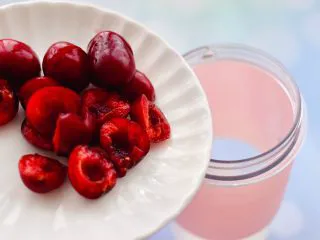 车厘子草莓冰奶昔,再放入去核的车厘子。