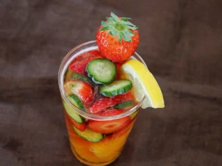 冰爽水果鸡尾酒(皮姆一号酒),最后搅拌匀,用一片柠檬和一个完整的草莓装饰。