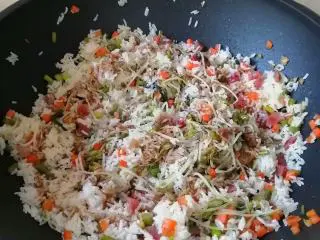 不一样的风味~~腊味杂菜炒饭,加入盐和生抽