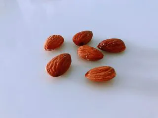 胡萝卜西红柿汁,大杏仁。