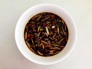 私房菜 密制酸辣鸡爪,调匀至冰糖融化,料汁调好了备用