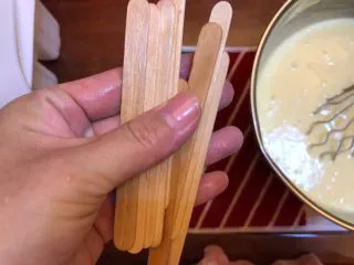 水果之王《榴莲雪糕》【冷饮甜点】,冰糕棍,用水冲洗干净,备用。