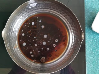 宅家自制珍珠奶茶,将红糖加入配方中的水里，用勺子搅拌化开红糖，然后开火将红糖水煮开。 提前化开红糖，避免过会儿水煮开了，糖没化开，水煮时间长了水分过多蒸发，加入木薯粉后面团发干。