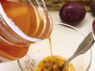 百香果蜜糖水,倒入百香果中