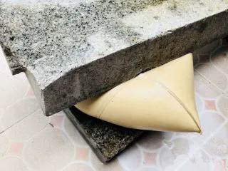 客家小吃:蒜苗粿(葫粄)➕菜头粄,糯米和黏米洗净浸泡2-3小时,用磨机磨成米浆,再用密一点的粄袋沥去水分。没有的也可以用粘米粉和糯米粉代替。 水分要沥开至掰成块。