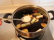 自制香辣卤牛肉,再加多半勺的白糖，提鲜。