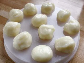 闽台风味茶点心豆沙糯米糍,9．将每一小份再攥攥紧紧，也是为了更加Q。