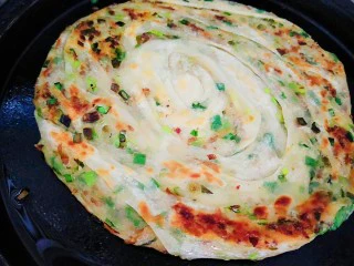 山西太原特色小吃，羊肉手抓饼,煎制两分钟翻面在煎另一面。