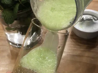 超级清爽的青瓜百香果燕窝,倾斜倒入黄瓜汁，这样子分层更好