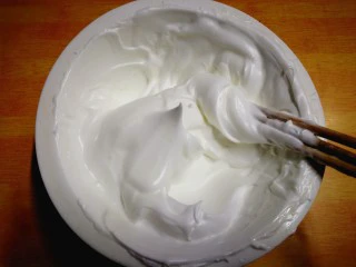 健康电饭锅蛋糕,再使劲搅拌至蛋清用筷子往上挑成尖尖不弯曲的角，就行了