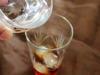 冰爽水果鸡尾酒(皮姆一号酒),再量取90毫升的雪碧(sprite),倒入玻璃杯中。 注:Pimm’s酒和汽水的比例一般是1:3 。