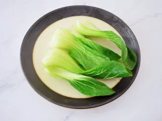 饺子皮油泼面,青菜洗净备用