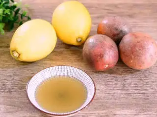 世界杯饮品特辑——百香果柠檬蜂蜜,·食材· 柠檬 2个、百香果 3个 蜂蜜 50g、冰糖 80g