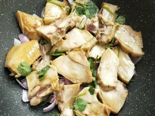 花雕酒焗藤椒手撕鸡,逐一放藤椒鸡块,腌汁也倒入。