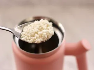 核桃花生红枣露,把浸泡好的糯米洗净后，也放入破壁机里。