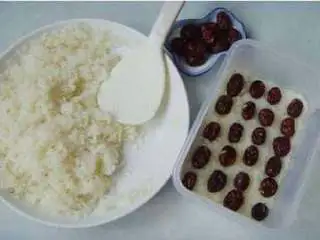 北京小吃:切糕,均匀的摆放上一层红枣。