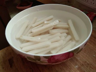 韩式辣炒年糕，炙手可热的小吃,用清水洗干净泡一下。