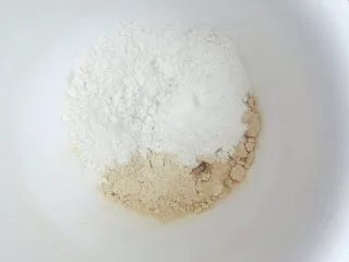 从小吃到大都吃不腻的黑芝麻桃酥,烤好的蛋糕粉冷却之后,倒入干净的搅拌盆内,倒入剩余的蛋糕粉。