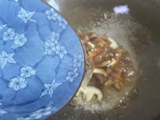 大白菜炖粉条,加入足够的热水