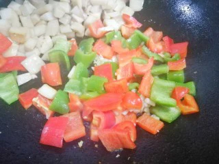 超下饭的双椒杏鲍菇,杏鲍菇铲到一边，锅中加适量油，下入姜蒜爆香，加青红椒大火翻炒片刻。