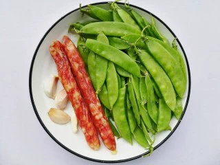荷兰豆炒腊肠,准备材料：荷兰豆适量，腊肠2根，大蒜5粒，盐适量，鸡精适量。