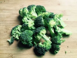 西兰花炒白玉菇,西兰花切小朵