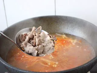 番茄金针菇肥牛卷,放入肥牛卷。