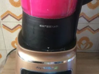 双色果蔬芋圆,火龙果皮切小块后加入一点清水,用破壁机打成汁;