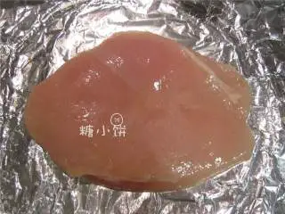 烟熏风味BBQ烤鸡肉披萨,面团发酵期间准备配菜，鸡胸肉一块加沙姜粉(1 茶匙)和盐(1/2茶匙)抓匀，腌制15分钟。