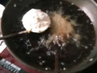 松阳特色小吃灯盏盘,放入油锅炸，大约，两分钟左右就能成形，期间千万不要翻动。不然底座会破裂，馅会撒出来。满锅子都是馅。