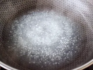 火龙果西米露,大火煮沸后，盖上锅盖中小火慢慢炖煮，西米不容易熟，还容易粘锅，所以要不断的用勺子搅拌均匀，不让西米沉之锅底而粘锅。