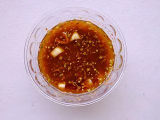 秘制异国风味鸡胸肉腌料&绝佳搭配 （减肥必备）,倒入之前混合物中 一定要充分搅拌哦 否则油会浮在其他液体混合物上面 那么就无法吸收里面的香味了