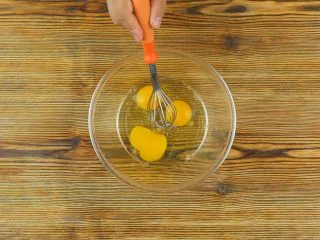 快手番茄疙瘩汤,西红柿1个切丁，鸡3个打散