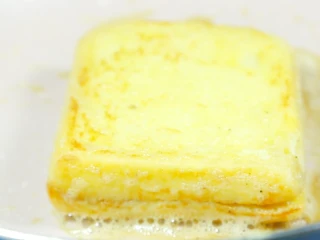 港式茶餐厅小吃,香甜味美的西多士,待表面呈现金黄色后可以出锅了