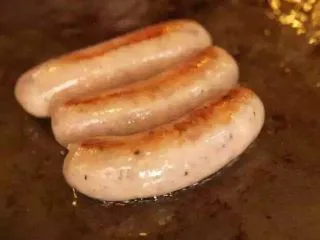 德国风味烤肠,用平底锅煎至表皮焦黄即可