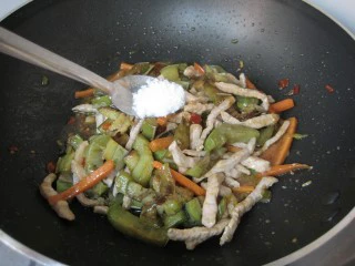 三丝茄子：香辣过瘾的潇湘风味下饭菜,倒入茄子和肉丝炒熟透，加酱油，糖，调味。