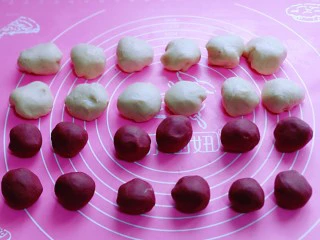 中式甜点～蜜豆桃花酥,将油酥及油皮面团分割成12等份。