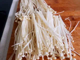 豆皮金针菇卷,金针菇切掉根部，洗干净，掰开。