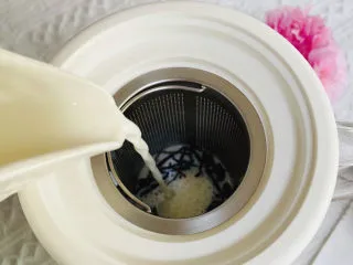 在家也能做出巨好喝的珍珠奶茶,倒入牛奶，加入白砂糖