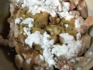 云南风味炒米线,肉沫切好加盐，生抽，淀粉腌5分钟左右