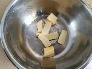 草莓熔岩蛋糕,黄油,白巧克力切小块,倒入朗姆酒隔水完全融化