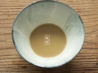 苦夏时的清爽下饭菜~酿苦瓜,用半碗水,一匙淀粉,一大匙酱油调好淀粉水;