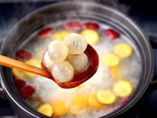 金燕耳金桔桂圆羹,再加入去皮的桂圆。