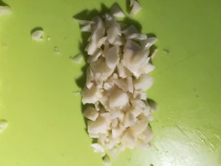 北京传统经典小吃-老北京麻豆腐,蒜拍好切成末。