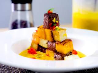 谁说牛排一定要搭配黑胡椒酱,这样做不仅好看也好吃呐