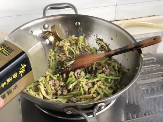 一番风味殿春蔬➕雪菜笋片炒肉丝,加入一汤匙生抽翻炒均匀